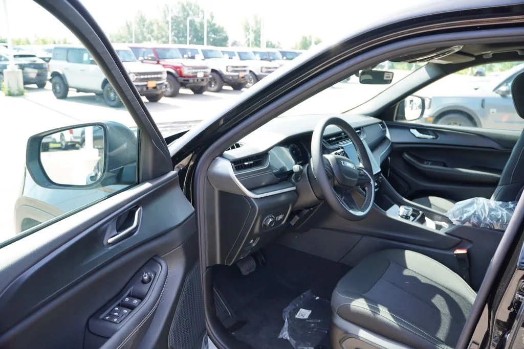 New 2026 Diamond Black Crystal Pearlcoat Jeep Laredo X image 10