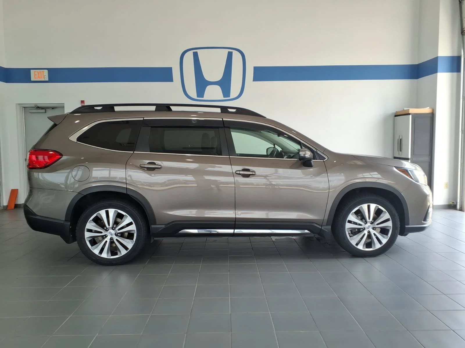 Used 2022 Brilliant Bronze Metallic Subaru Limited image 4