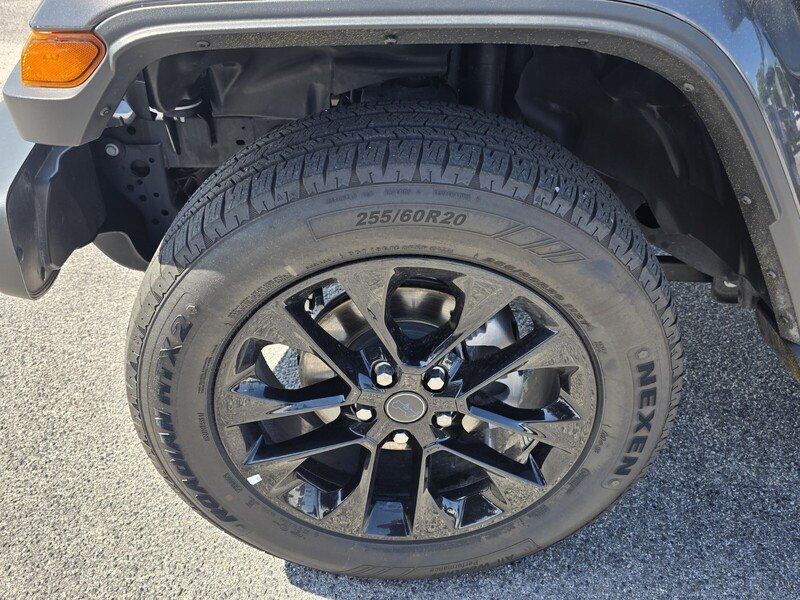 Used 2025 Crystal Metallic JEEP SAHARA 4X4 image 9