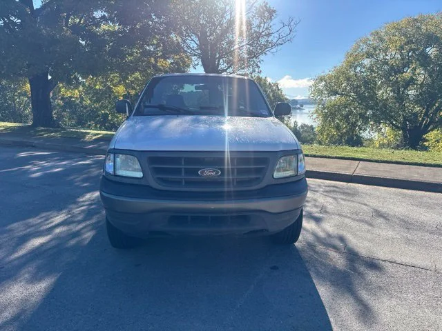Used 2001 White Ford XL image 2