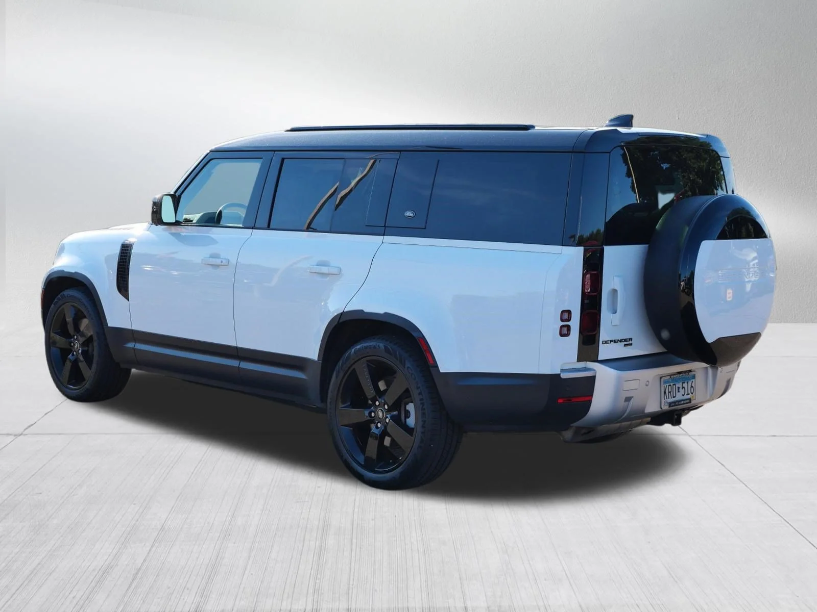 Used 2023 Fuji White Land Rover SE image 5