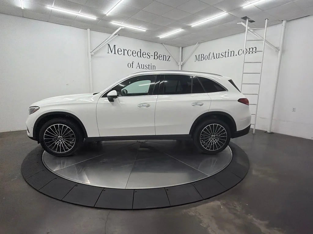 New 2027 White Mercedes-Benz GLC 300 image 4