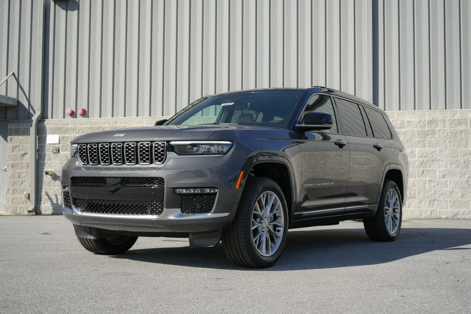 Used 2025 Gray Jeep Summit image 8