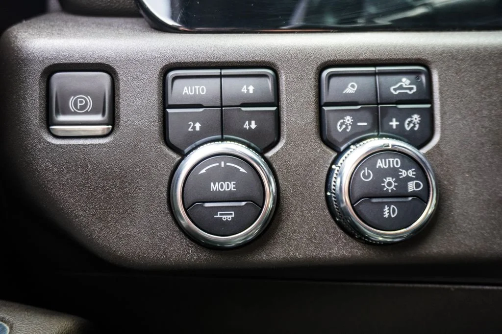 Used 2022 White GMC SLT image 23