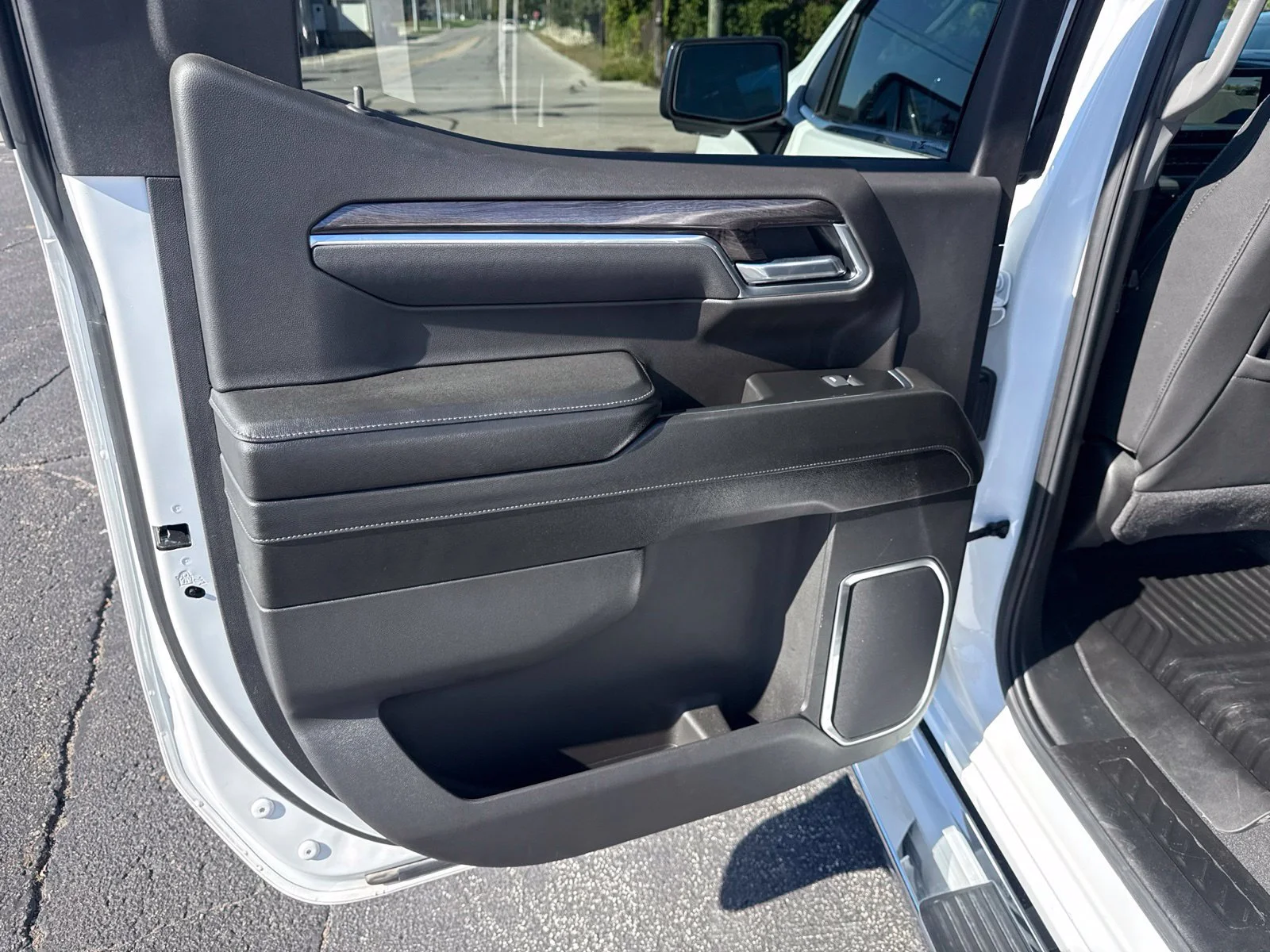 Used 2025 Summit White Chevrolet LTZ image 17