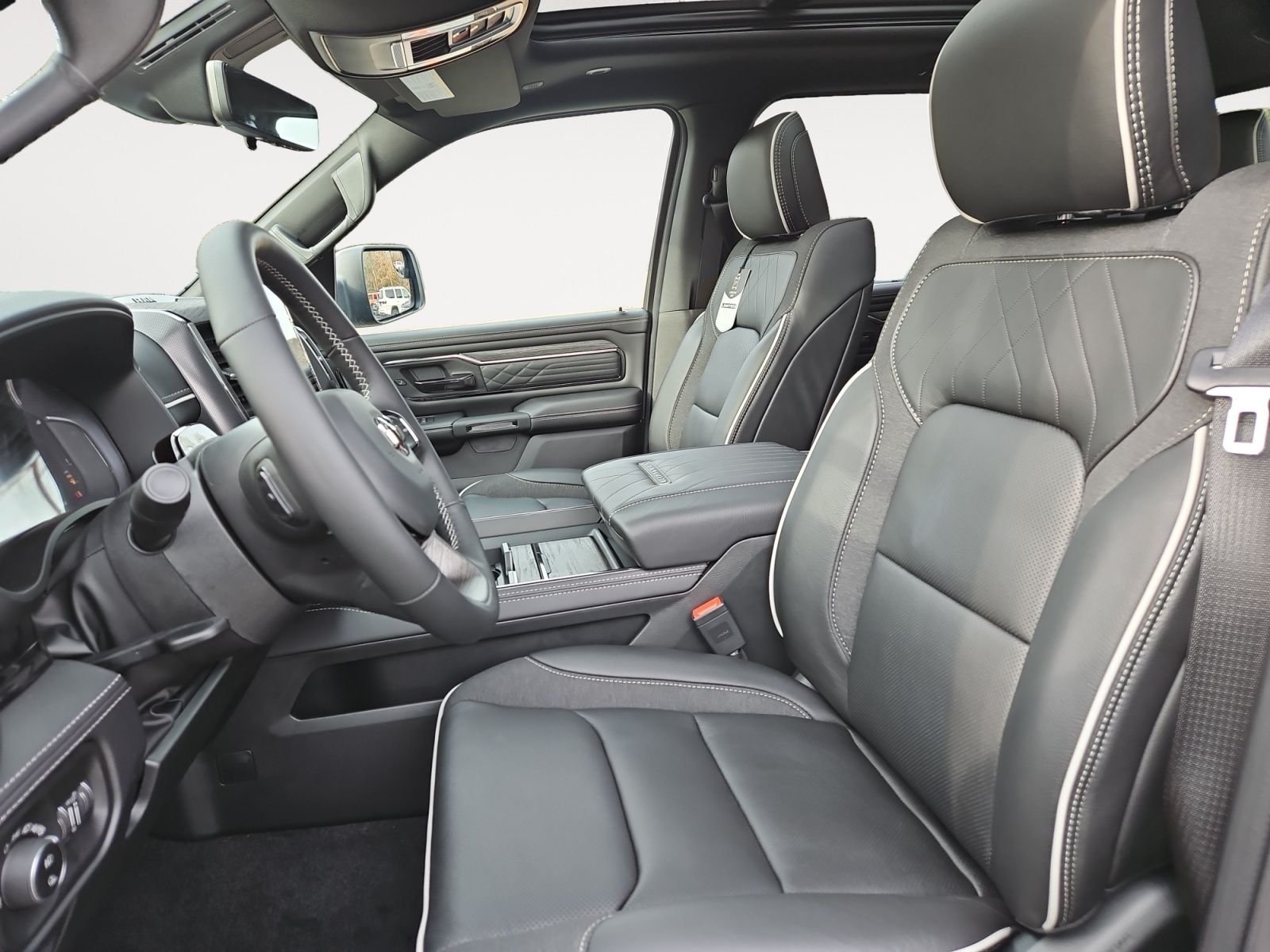 New 2026 Diamond Black Crystal Pearl-Coat Exterior Paint RAM Limited image 9
