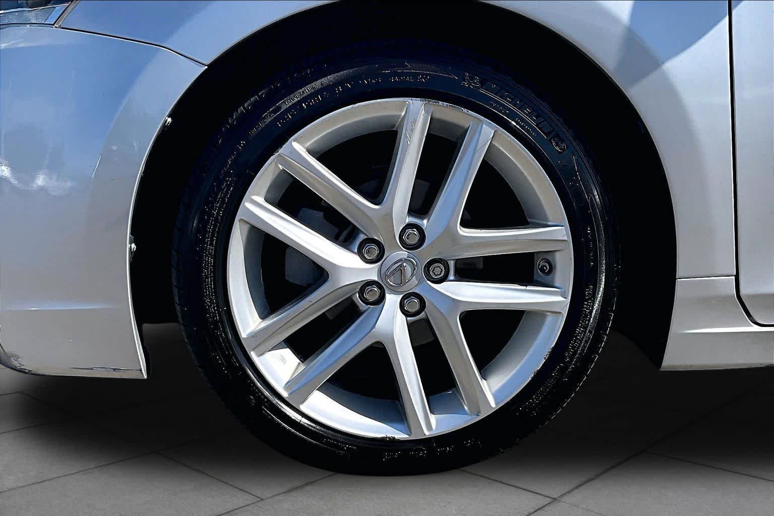 Used 2014 Silver Lining Metallic Lexus Hybrid image 10