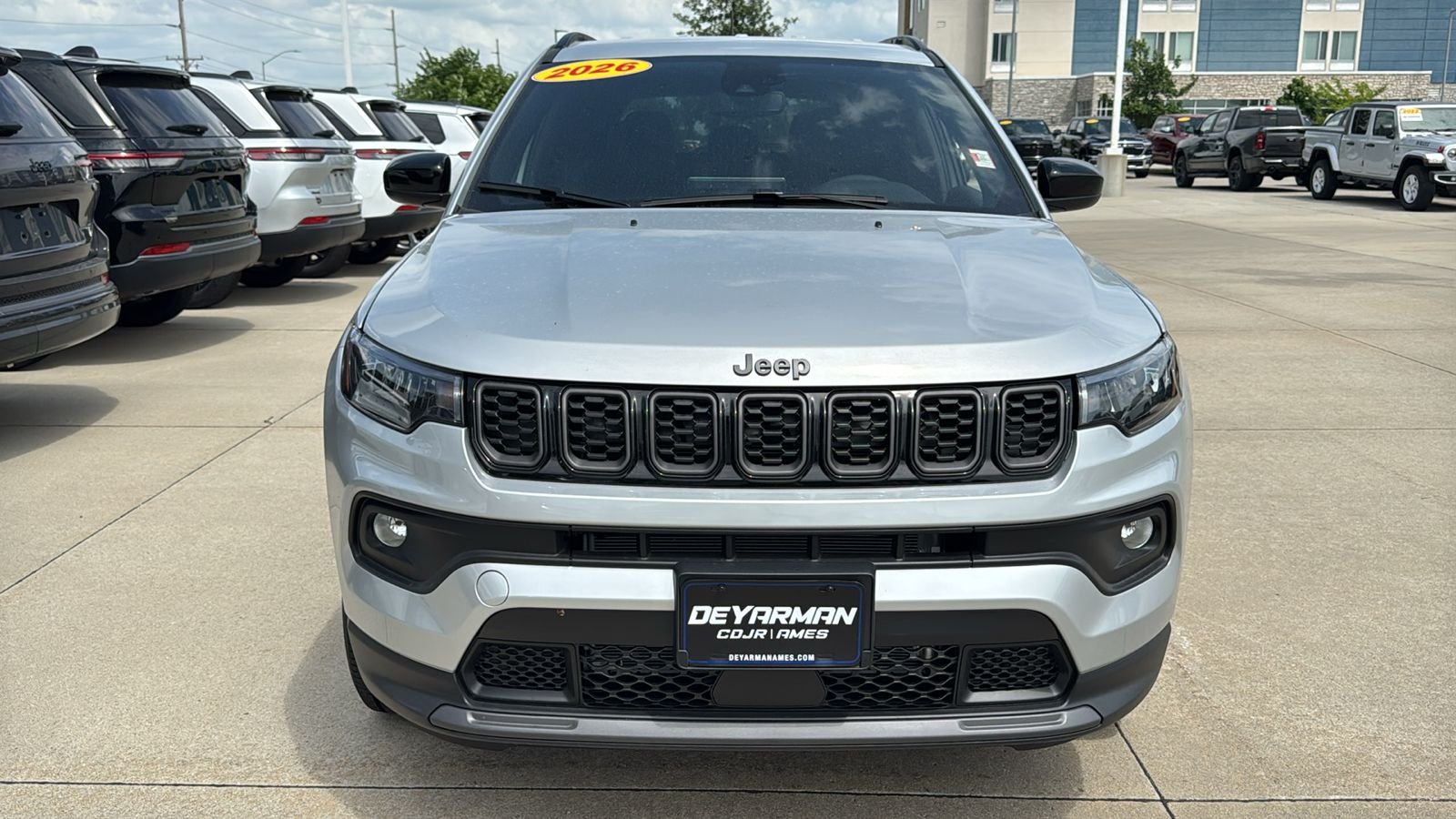 New 2026 Silver Zynith Metallic Clearcoat Jeep Latitude image 4