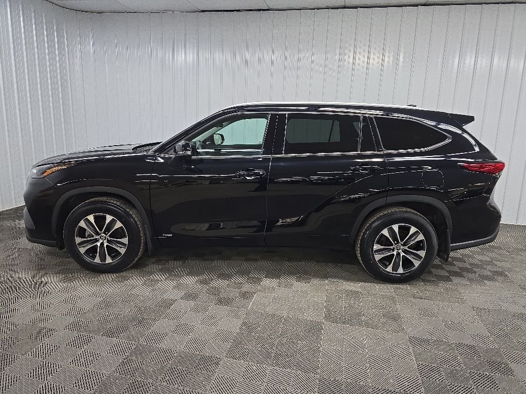Used 2022 Black Toyota XLE image 5