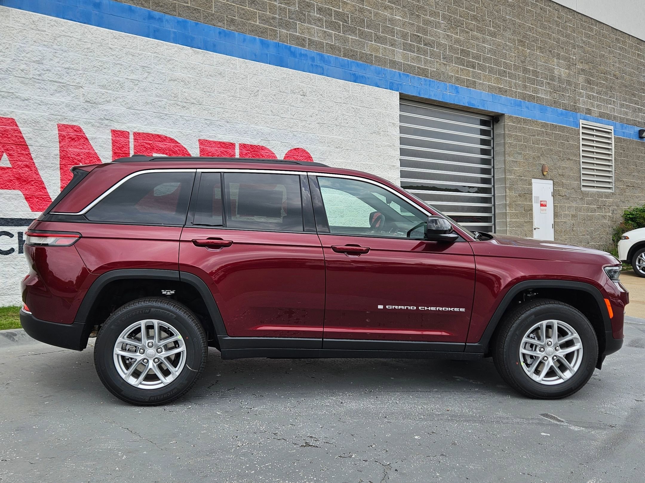New 2026 Velvet Red Pearl-Coat Exterior Paint Jeep Laredo image 8