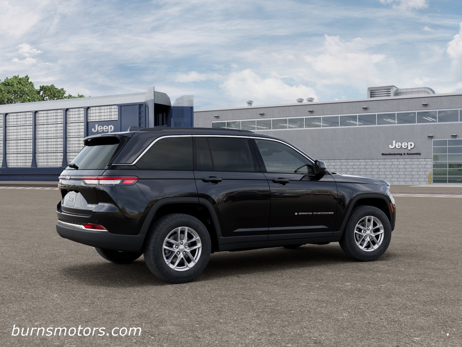New 2026 Diamond Black Crystal Pearl-Coat Exterior Paint Jeep Laredo image 4