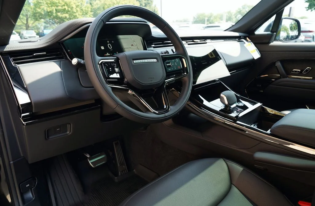 New 2026 Santorini Black Land Rover Dynamic SE image 15