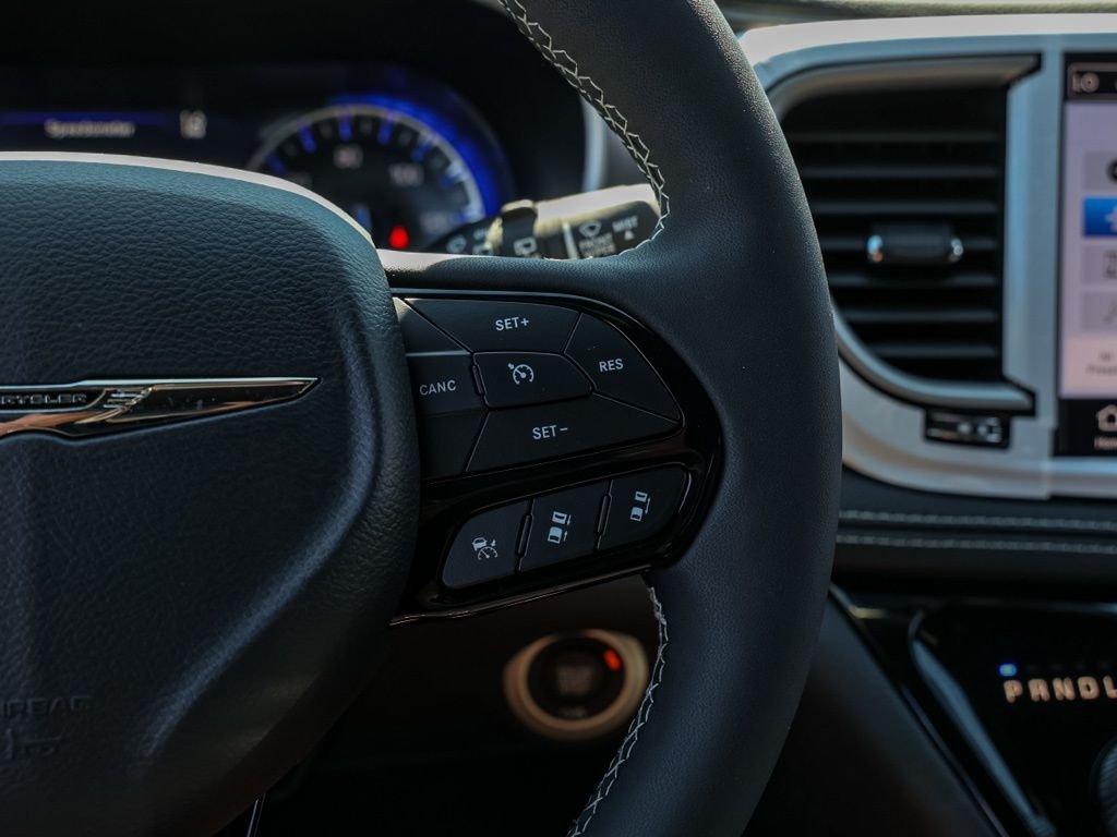 New 2026 Bright White Clear-Coat Exterior Paint Chrysler Select image 25