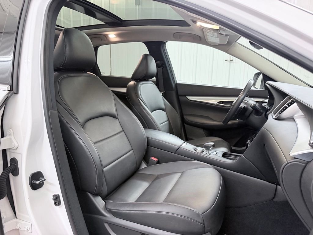 Used 2020 White INFINITI LUXE image 38