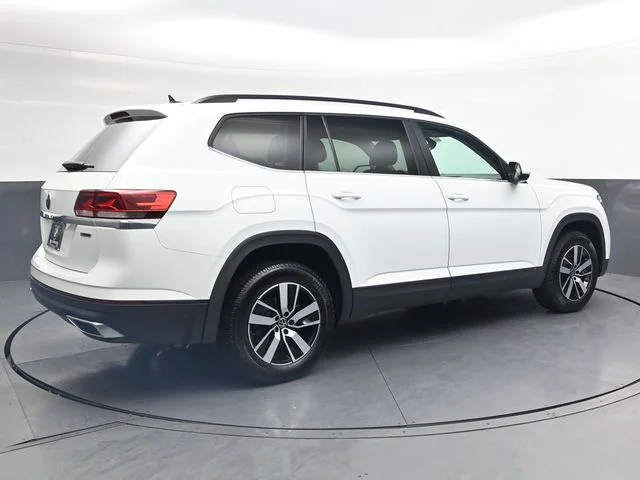 Used 2021  Volkswagen 2.0T SE image 4