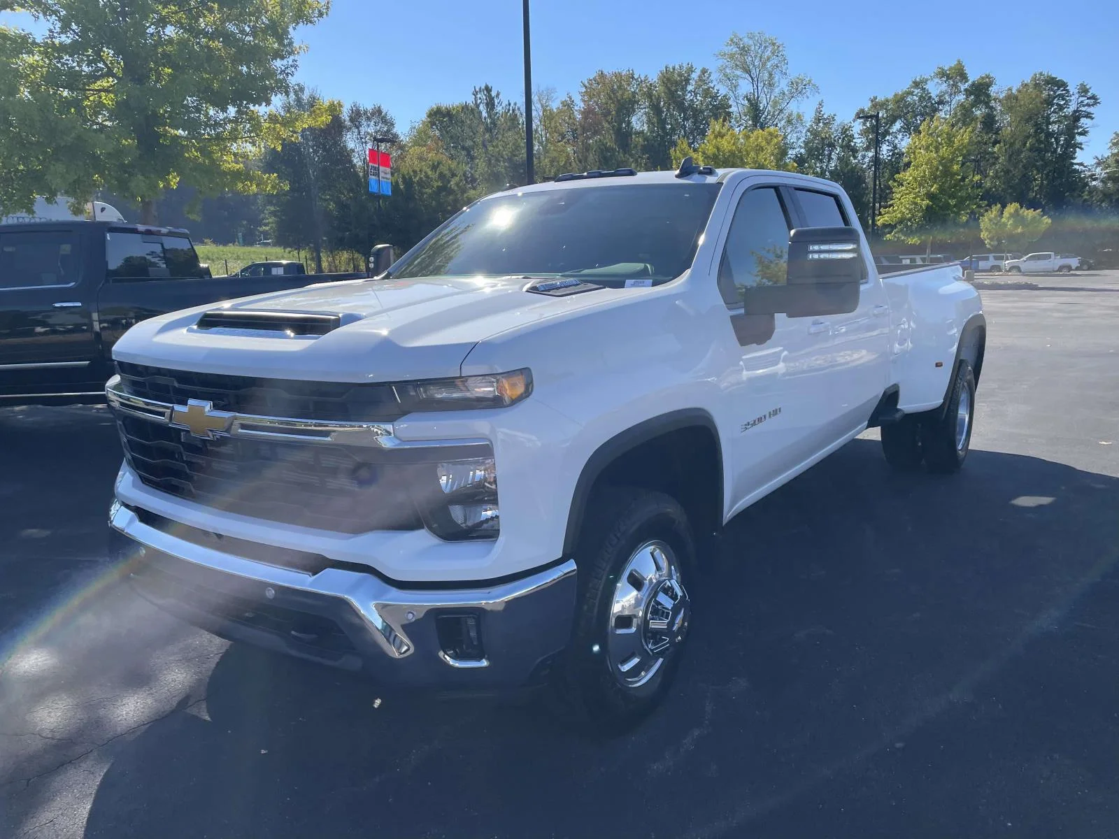 New 2026 Summit White Chevrolet LT DRW image 3