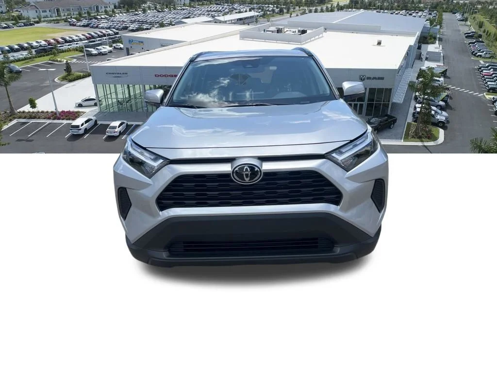 Used 2025  Toyota XLE image 6