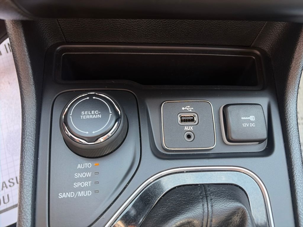 Used 2019 Silver Jeep Limited image 34