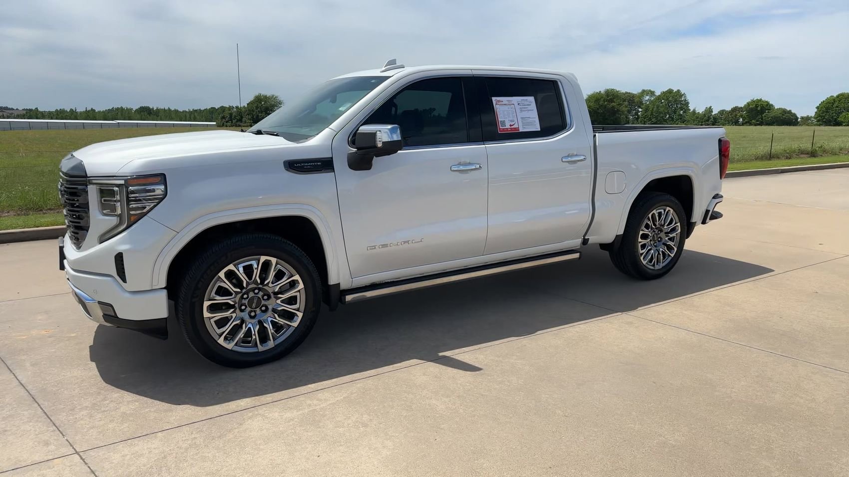 Used 2023 White Frost Tricoat GMC Denali Ultimate image 5