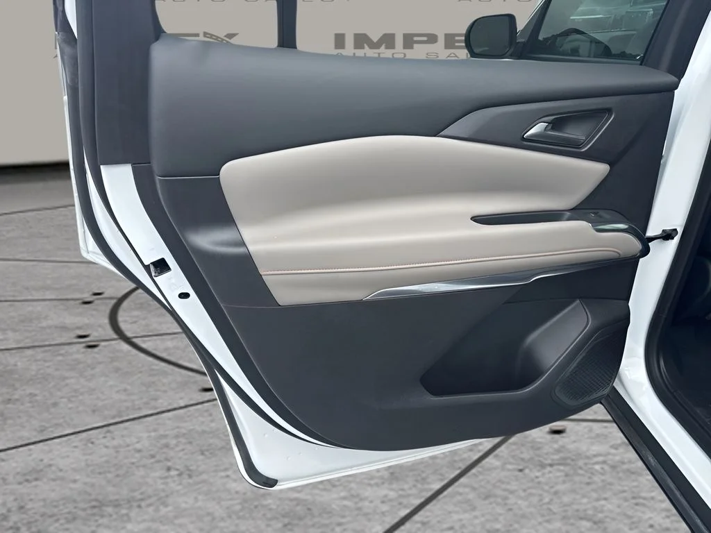 Used 2025 White Chevrolet LT image 29