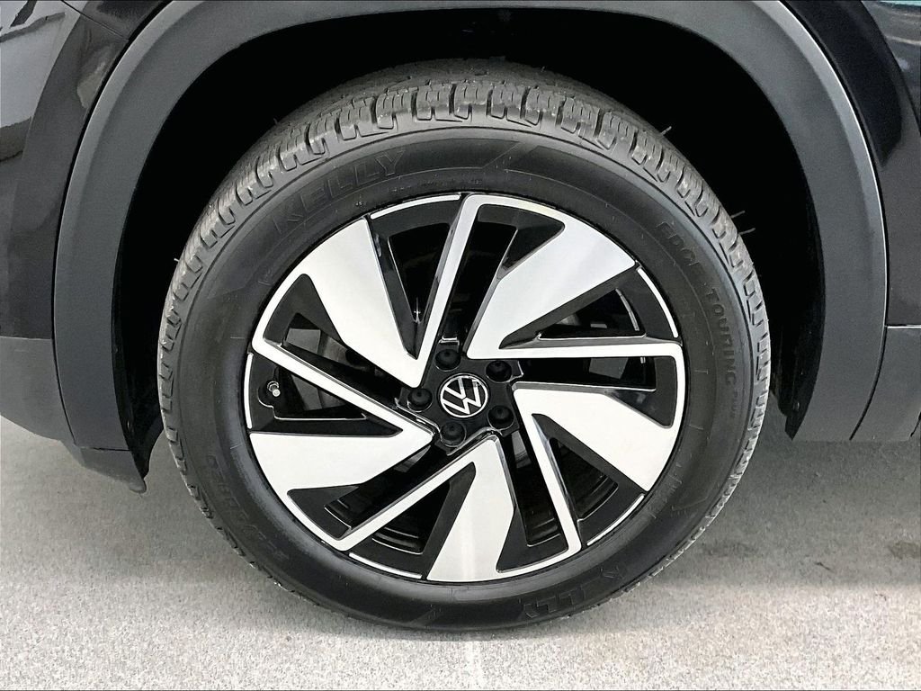 Used 2025 Black Volkswagen 2.0T SE w/Technology image 7