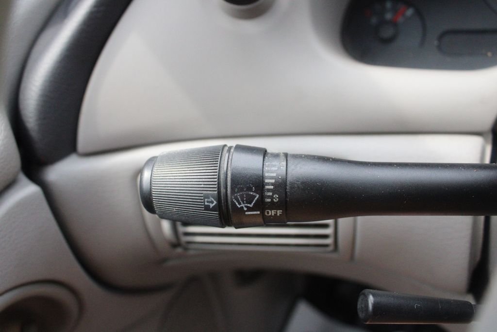 Used 2003 Silver Ford V6 image 7