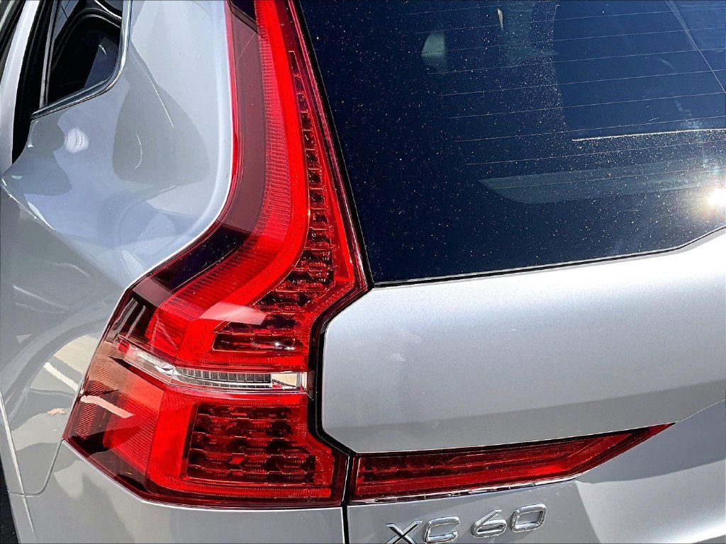 Used 2020 Silver Volvo T5 Momentum image 27