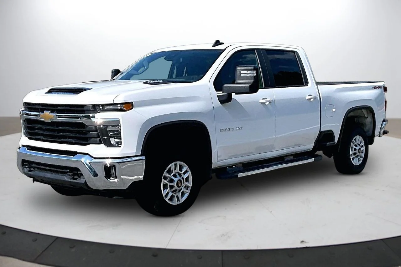 Used 2025 White Chevrolet LT image 4