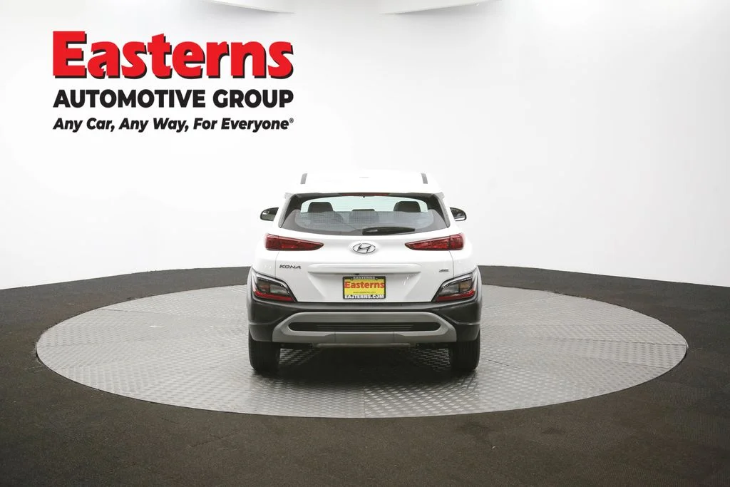 Used 2022 White Hyundai SE image 34
