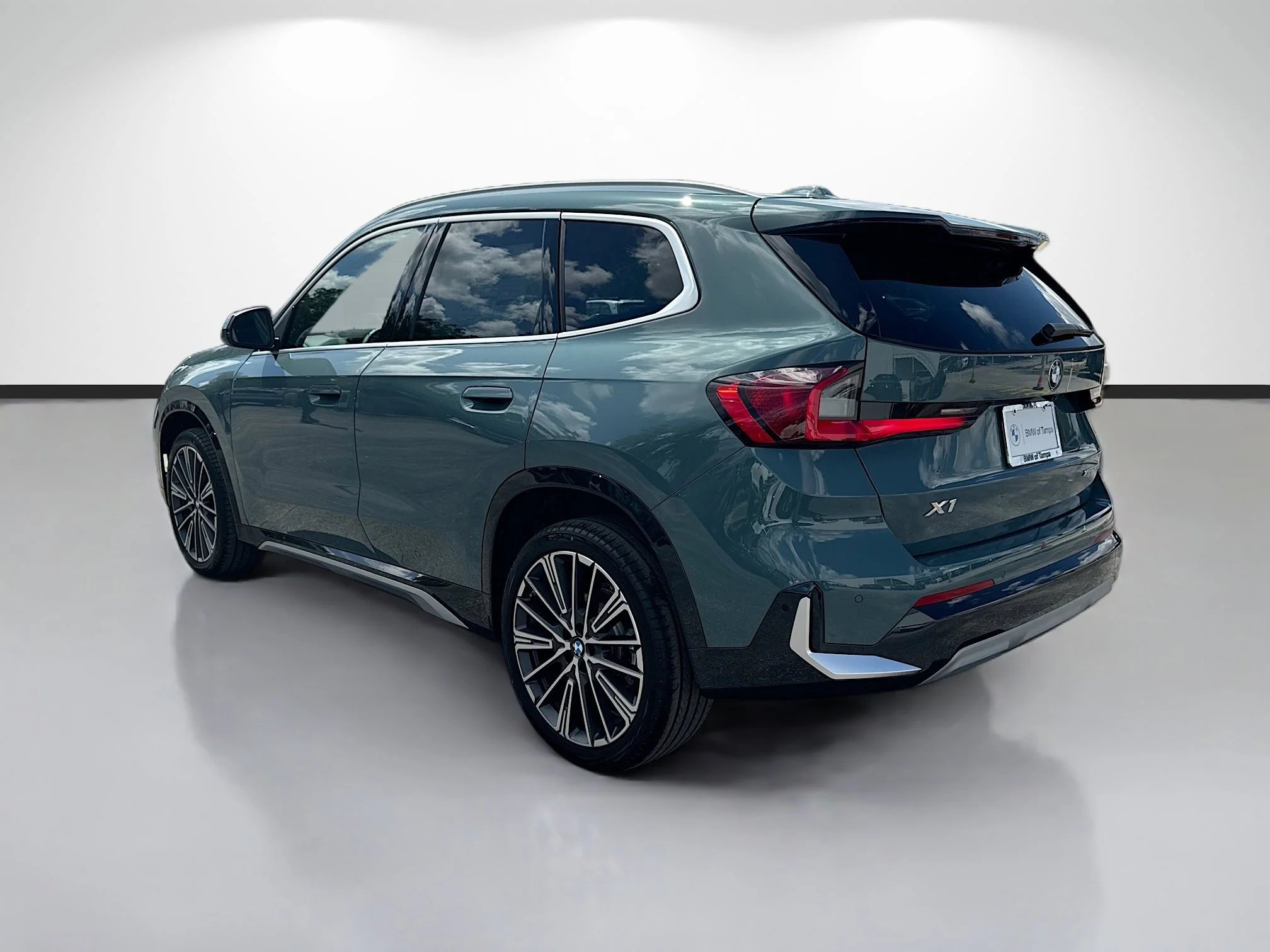 New 2026 Cape York Green Metallic BMW xDrive28i image 6