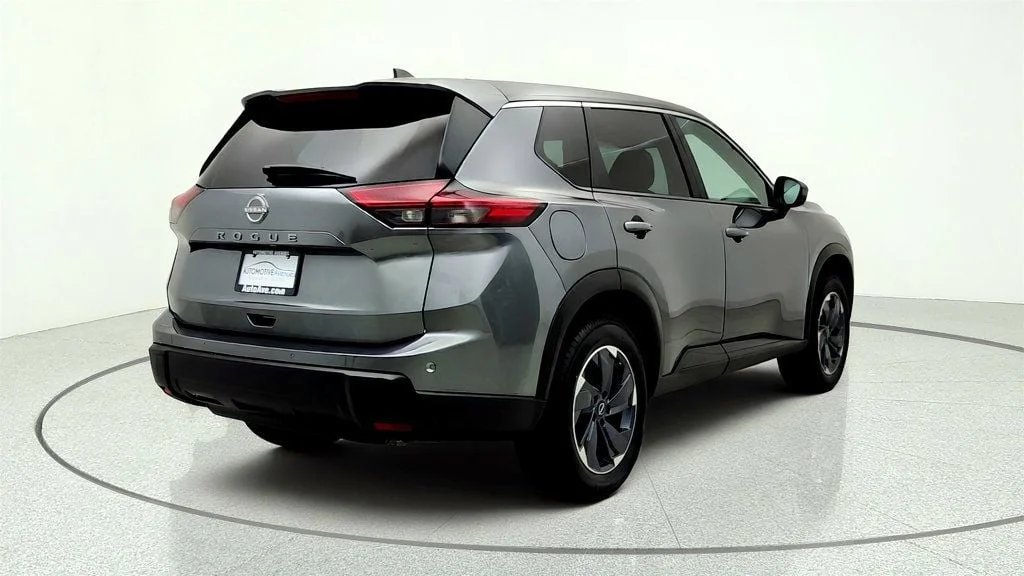 Used 2025 Gun Metallic Nissan FWD SV image 5