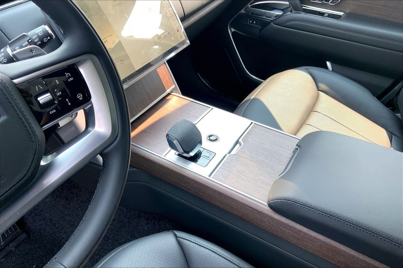 New 2026 Santorini Black Land Rover SE image 7