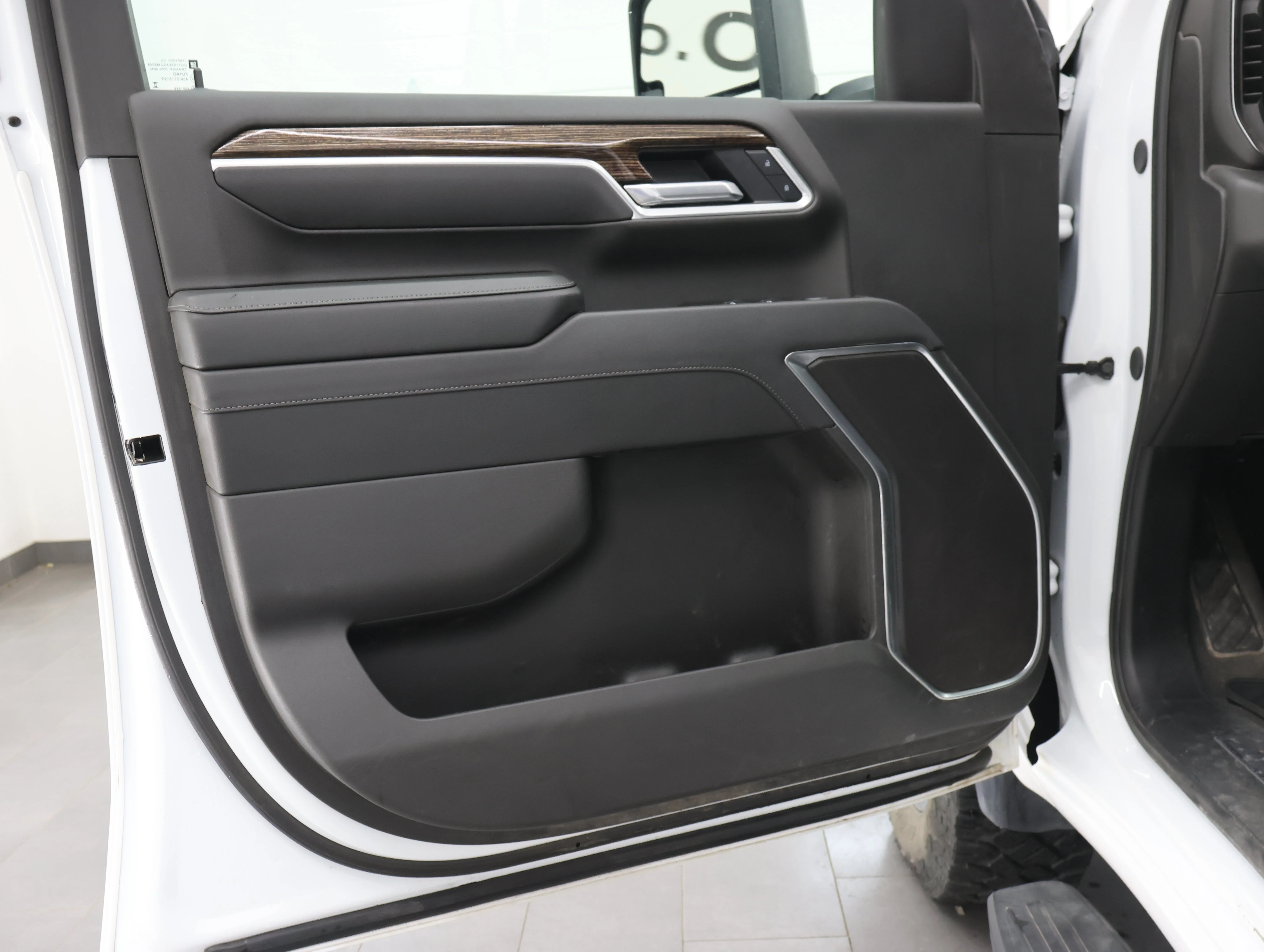 Used 2025 Summit White GMC SLE image 40
