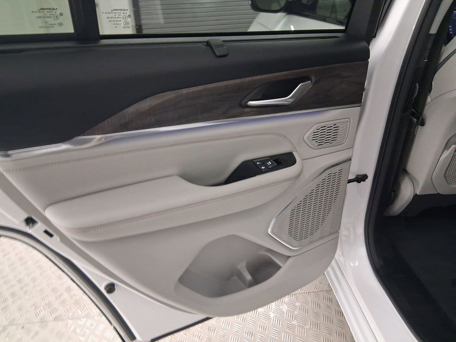 2023 Jeep Grand Cherokee Overland - Photo 21