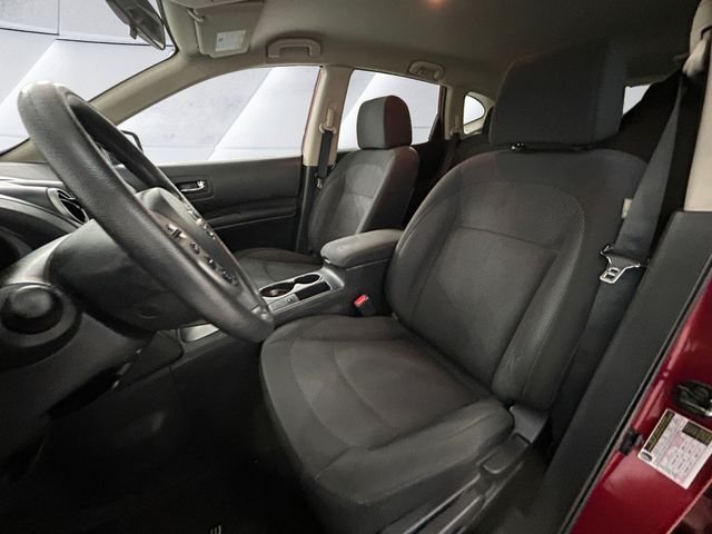 Used 2015 Red Nissan S image 8