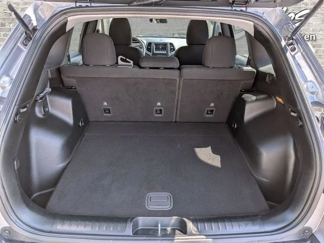 Used 2020 Silver Jeep Latitude image 11