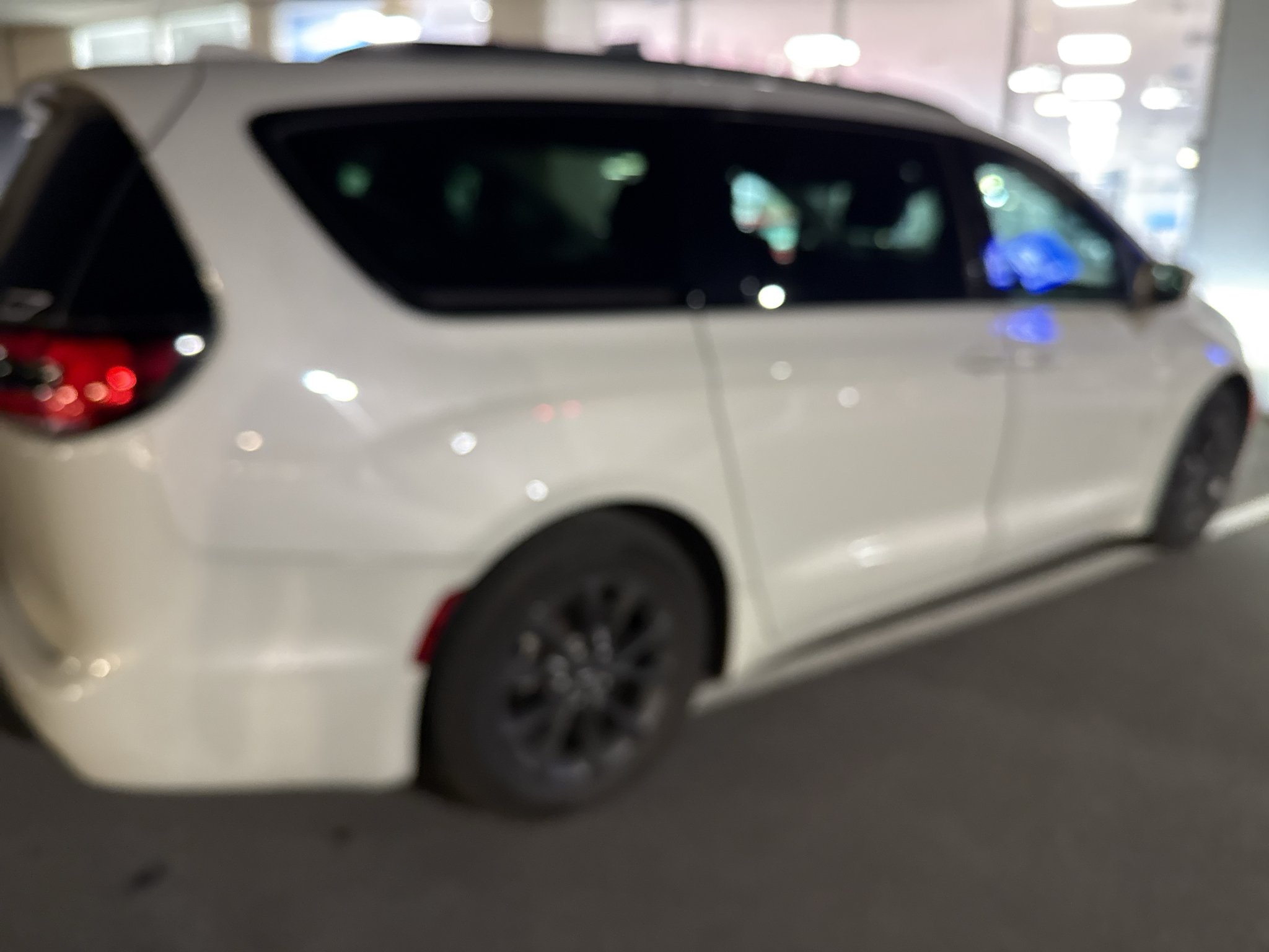 Used 2021 LUXURY WHITE PEAR Chrysler Touring L image 9