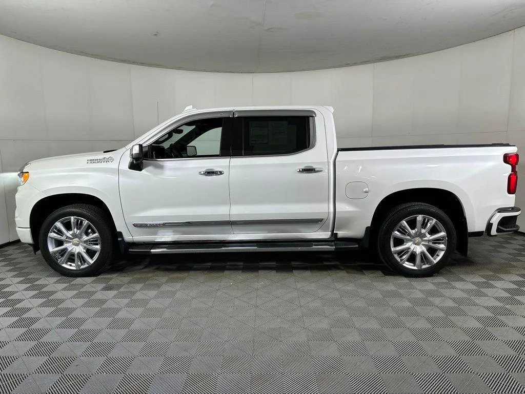 Used 2024 Pearl Chevrolet High Country image 24