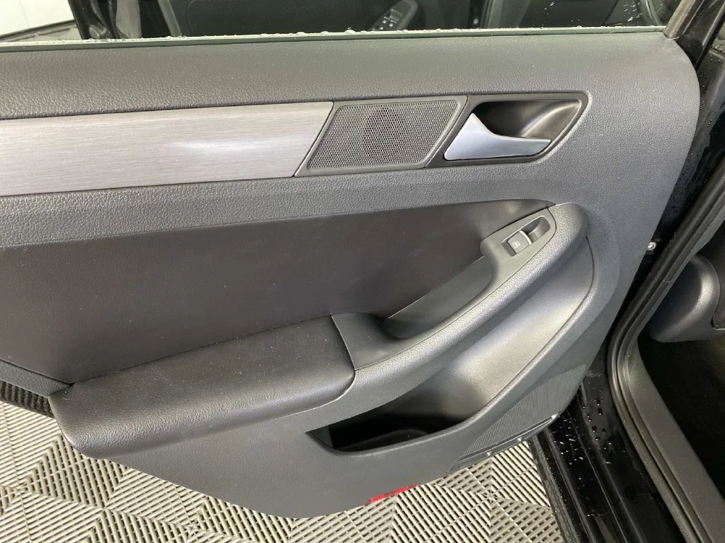 Used 2014 Black Uni Volkswagen 2.0L TDI image 22