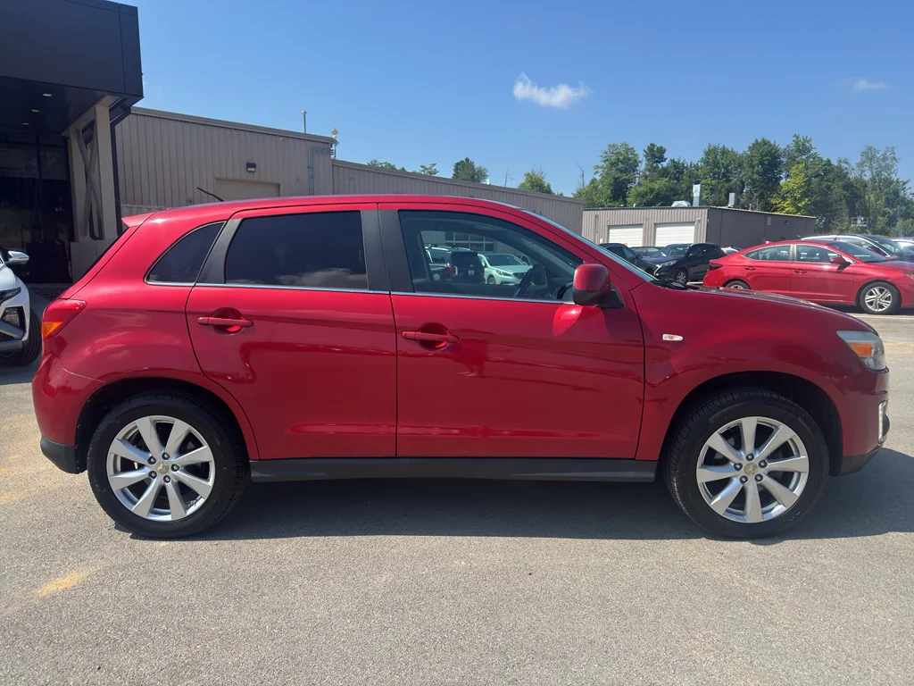 Used 2015  Mitsubishi SE image 2