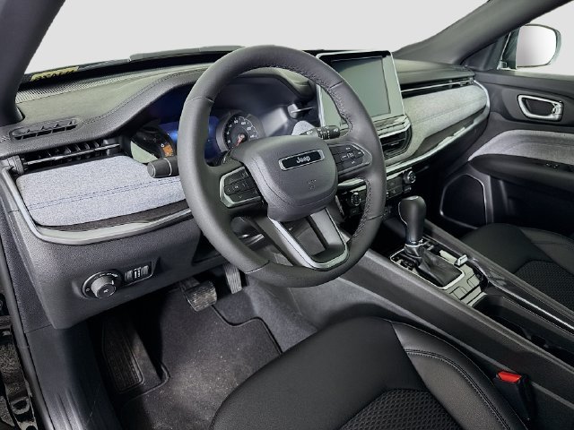 New 2026 Diamond Black Crystal Pearl-Coat Exterior Paint Jeep Latitude image 9