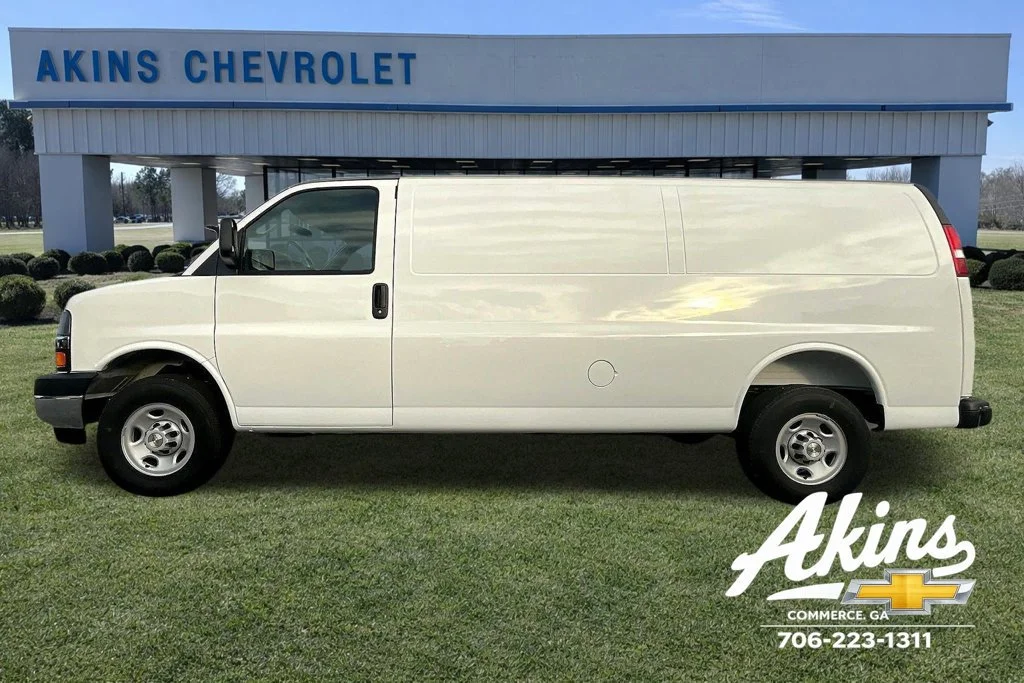 New 2025 Summit White Chevrolet WT image 20