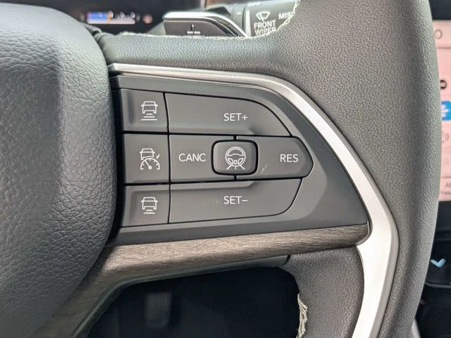 New 2026 Silver Zynith Exterior Paint Jeep Altitude image 25