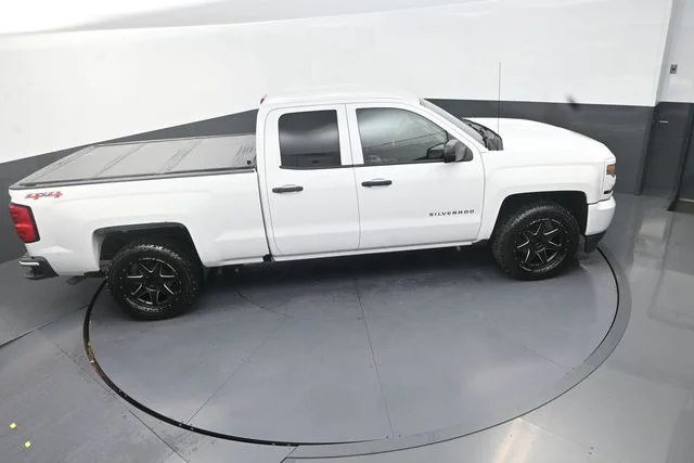 Used 2016 White Chevrolet Custom image 19