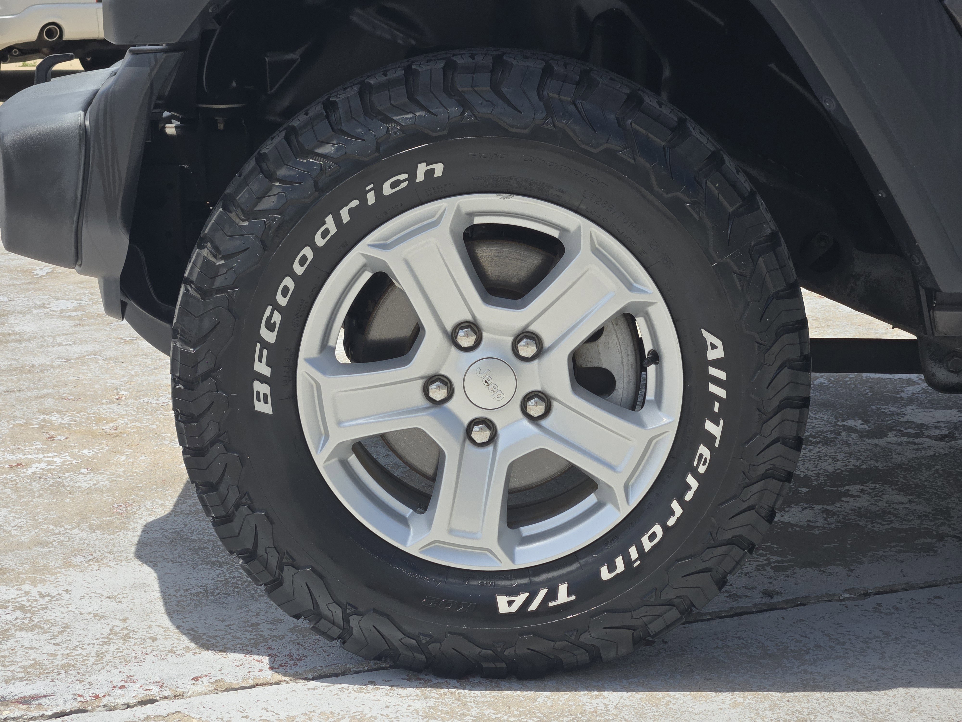 Used 2019 Granite Crystal Metallic Clearcoat Jeep Sport S image 13