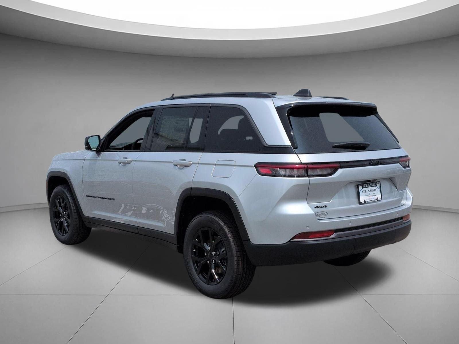 New 2026 Silver Zynith Exterior Paint Jeep Laredo Altitude image 3