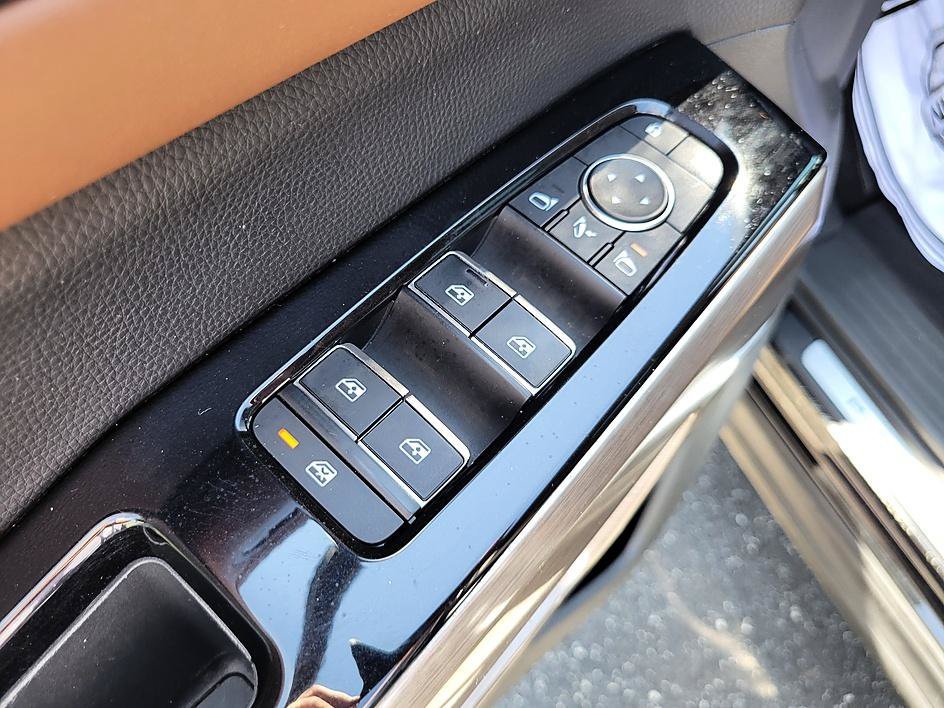 Used 2023 Super Black Nissan Platinum image 11