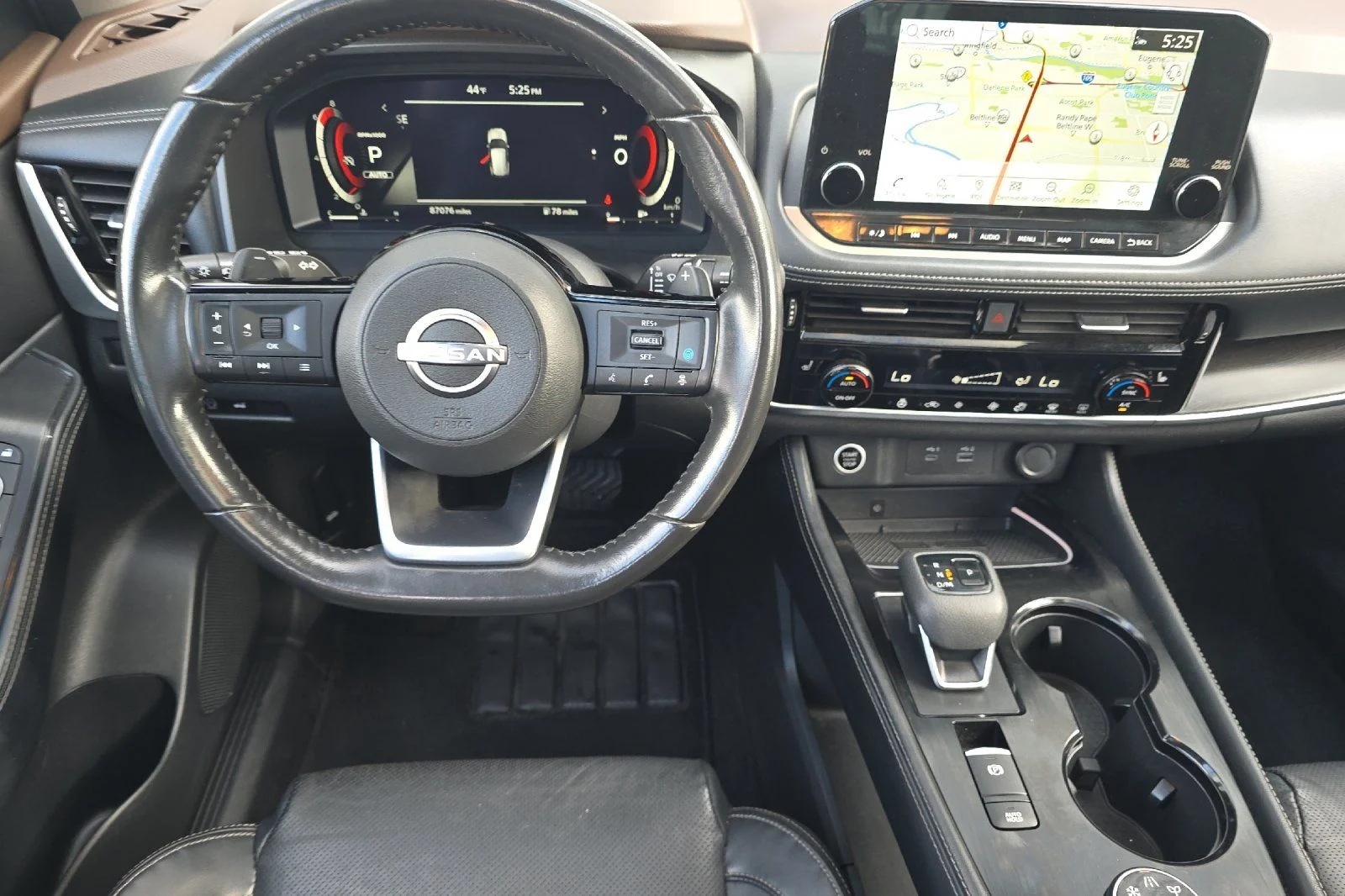 Used 2023 White Nissan Platinum image 15