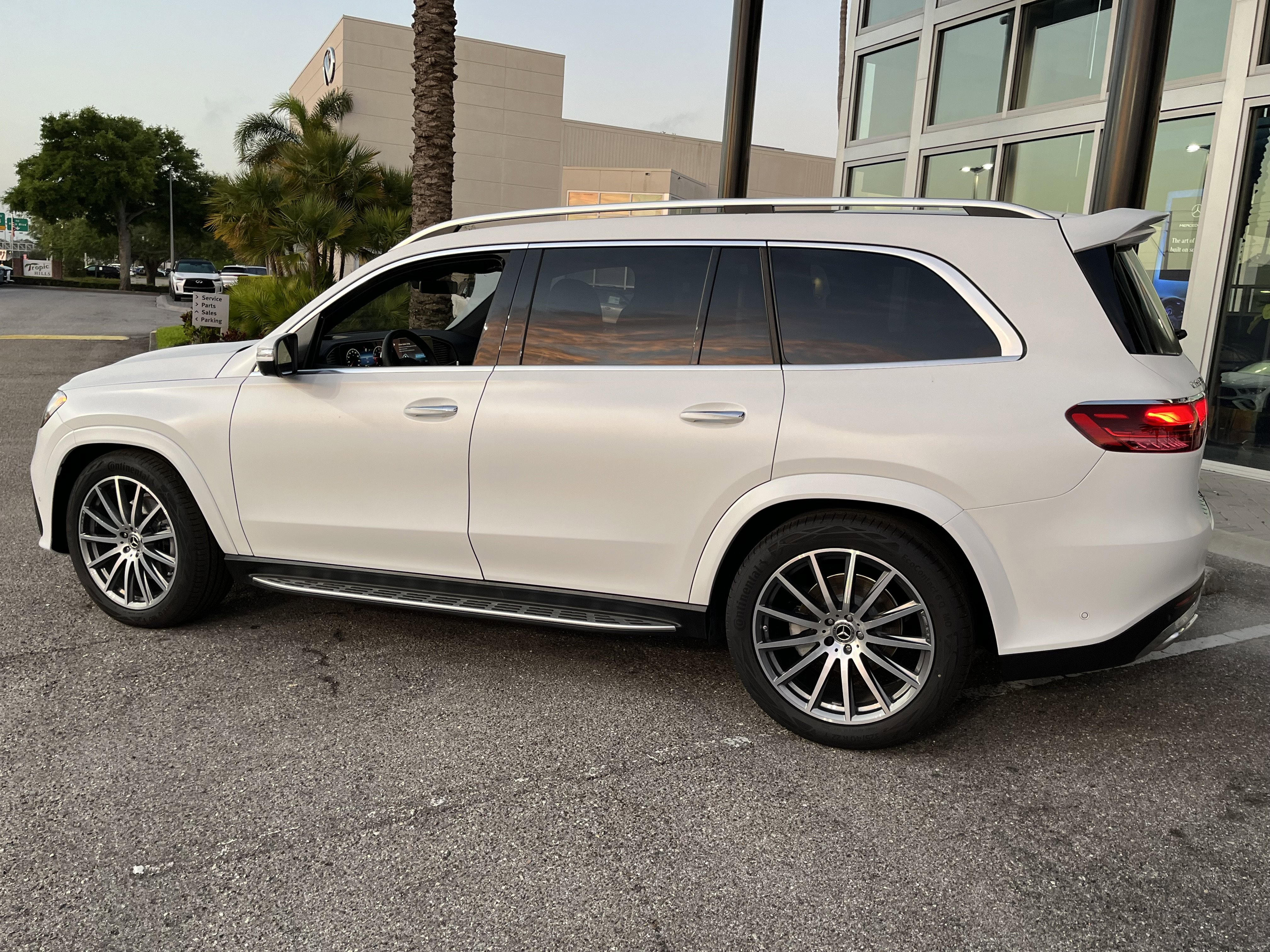 New 2026 MANUFAKTUR Moonlight White Magno Mercedes-Benz GLS 580 image 4