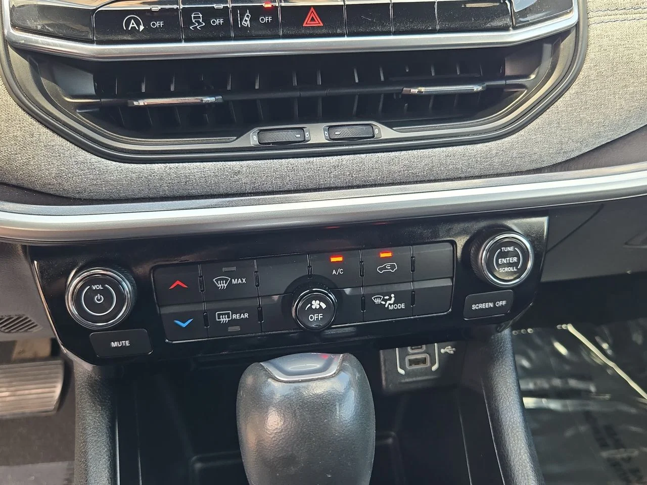 Used 2023 Bright White Clearcoat Jeep Latitude image 19